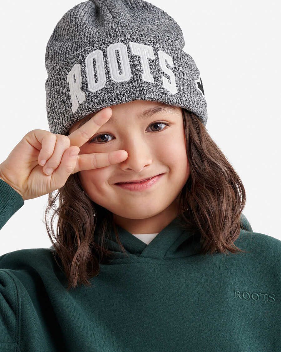 gorro con apliques kids roots