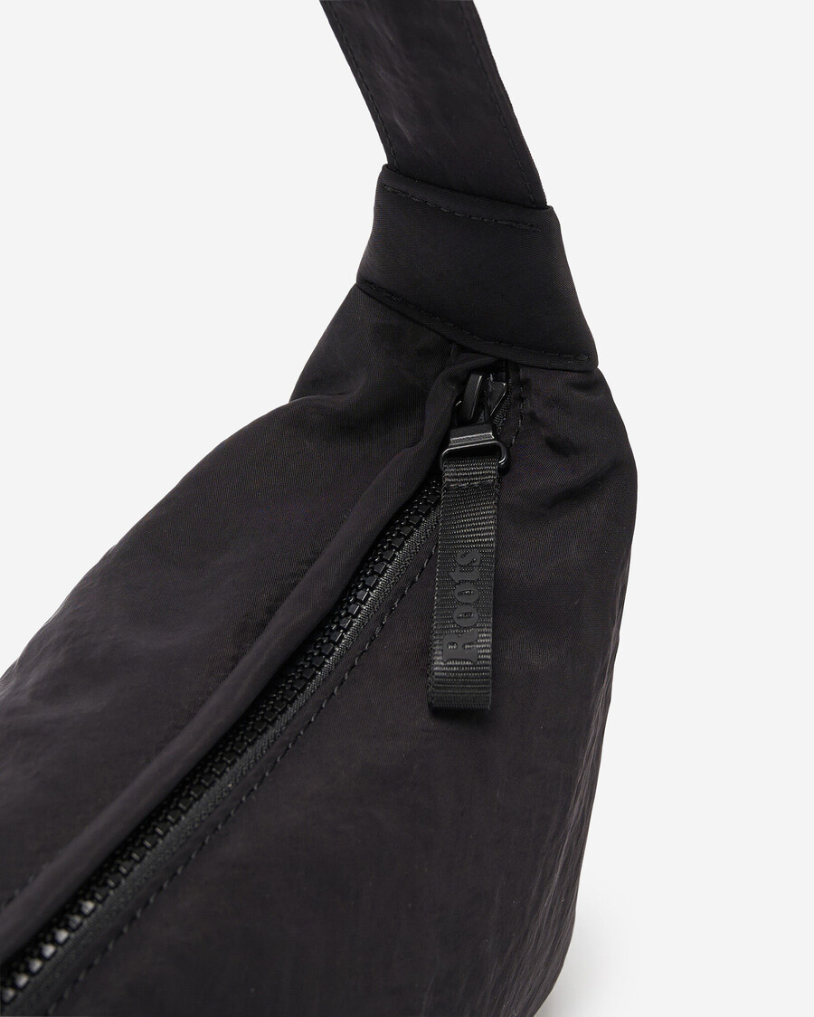 bolso mediano de media luna de nailon