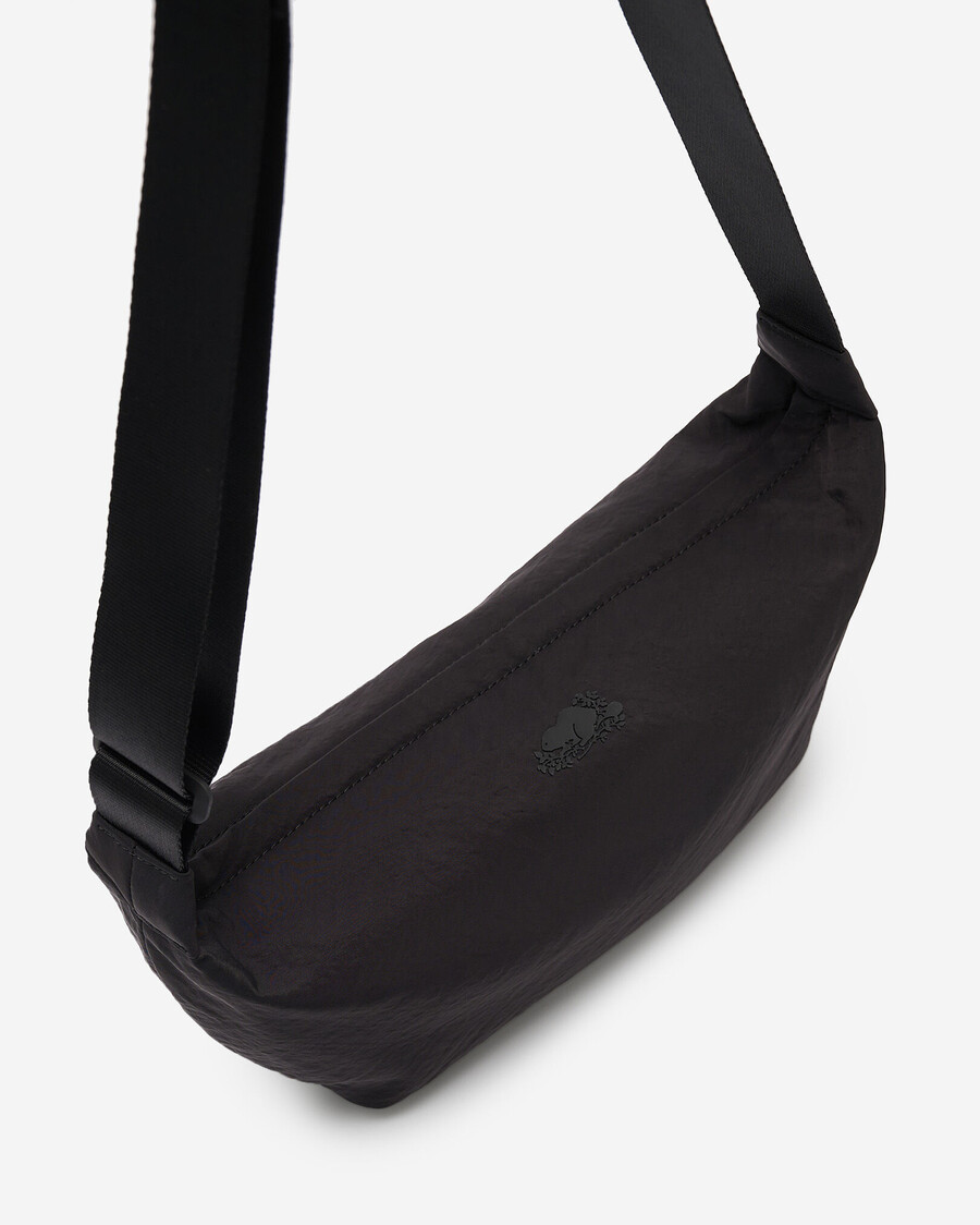 bolso mediano de media luna de nailon