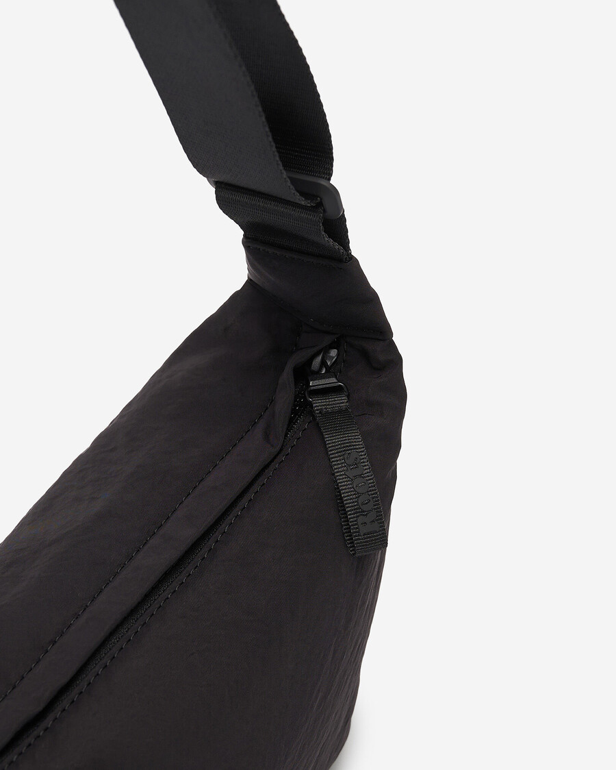 bolso mediano de media luna de nailon