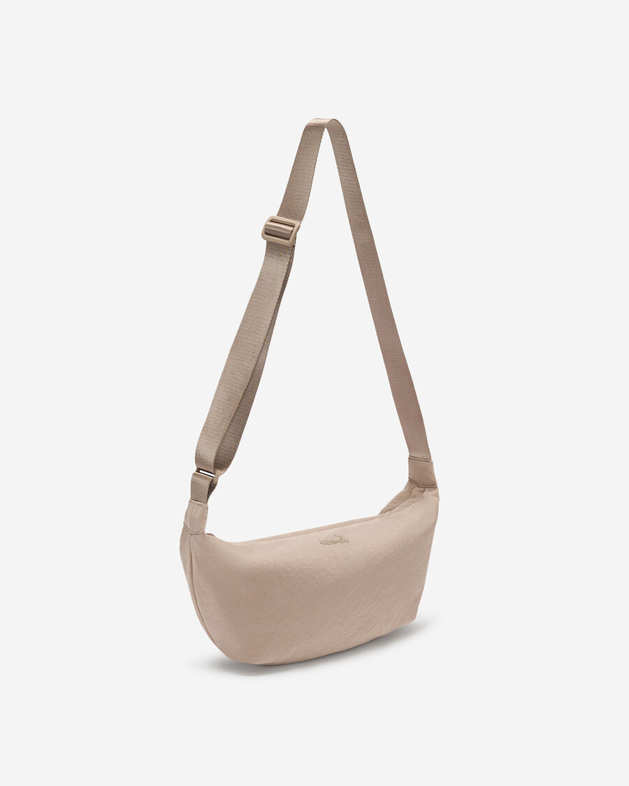 bolso mediano de media luna de nailon