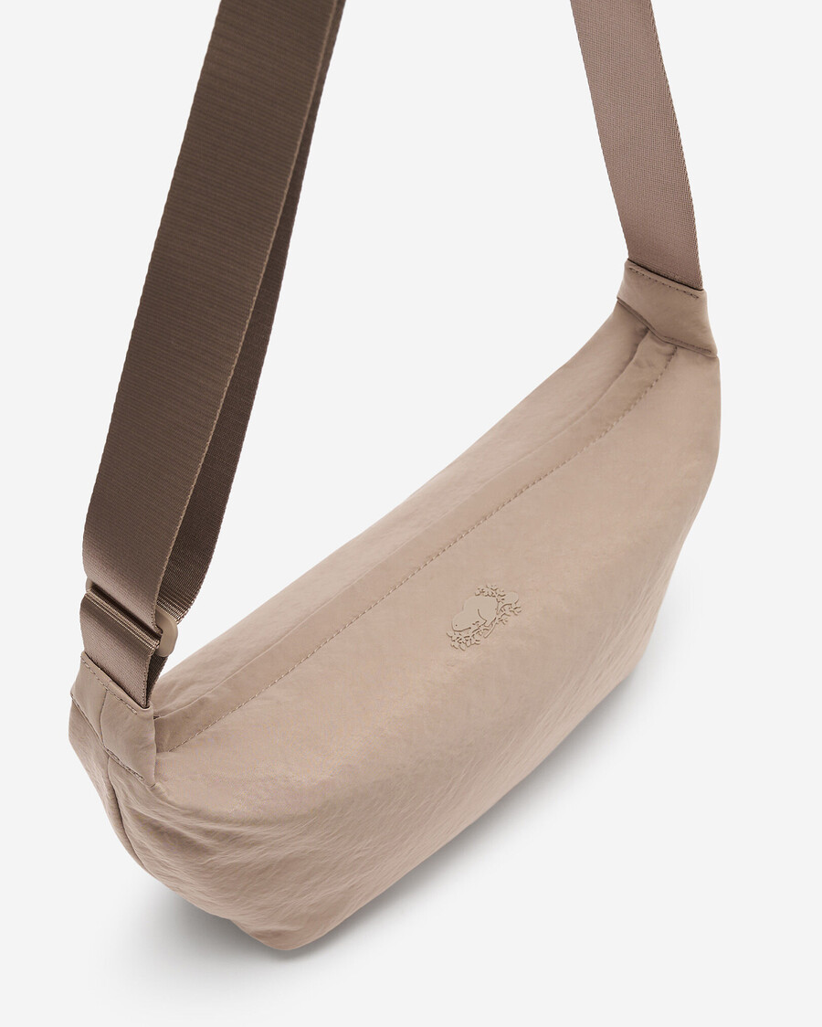 bolso mediano de media luna de nailon