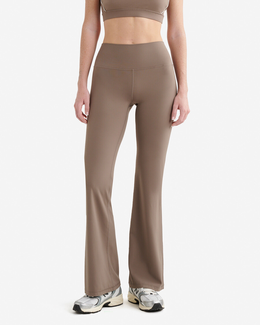 leggings acampanados con efecto lifting
