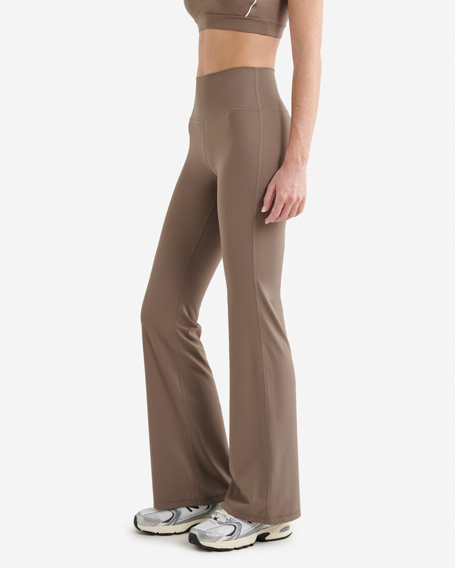 leggings acampanados con efecto lifting