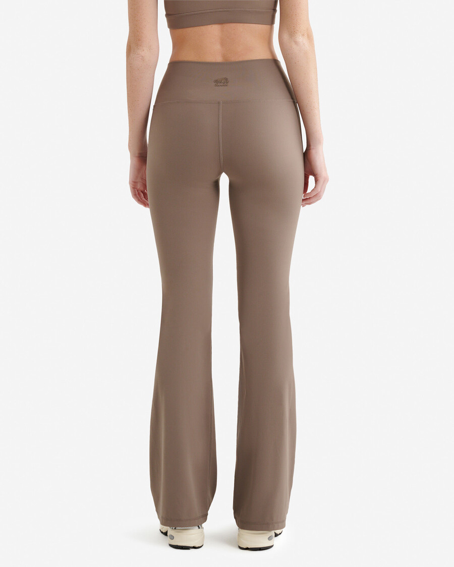leggings acampanados con efecto lifting