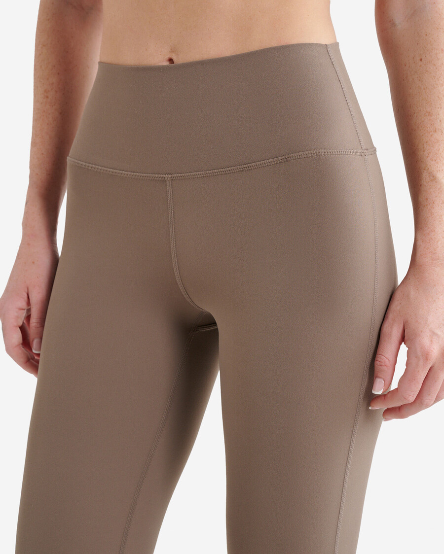 leggings acampanados con efecto lifting