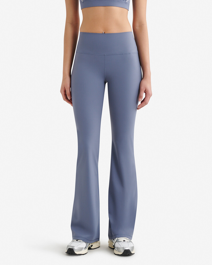 leggings acampanados con efecto lifting