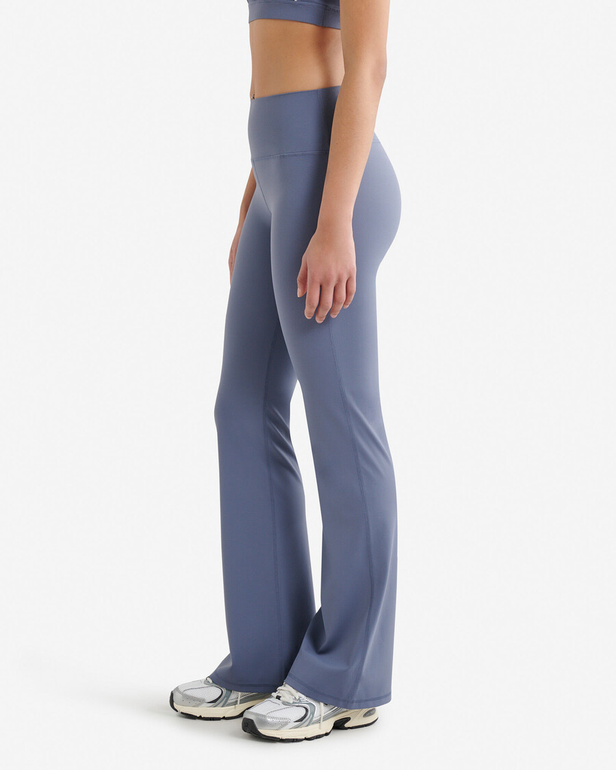 leggings acampanados con efecto lifting