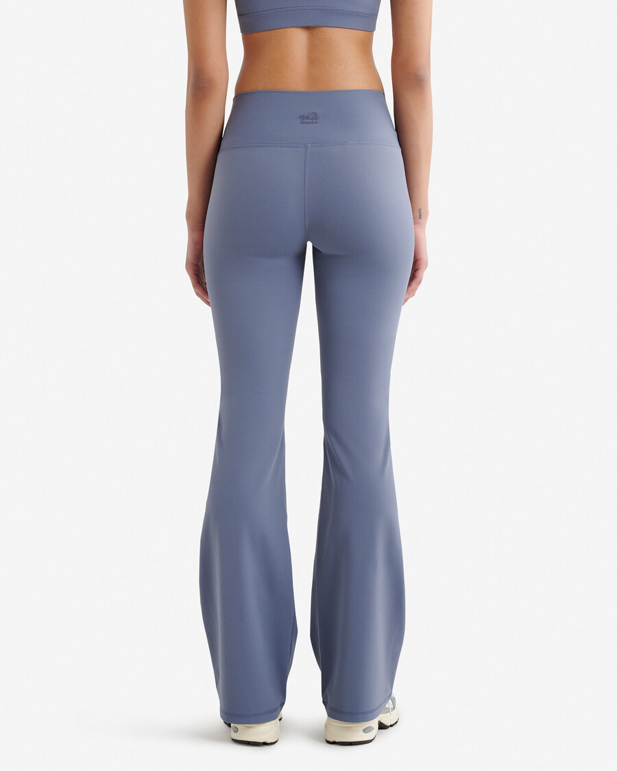 leggings acampanados con efecto lifting