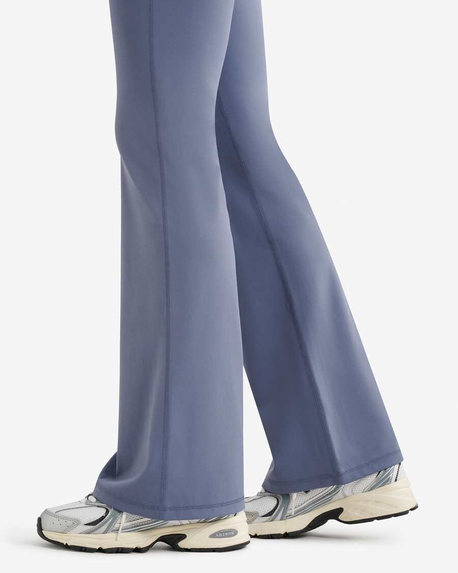 leggings acampanados con efecto lifting