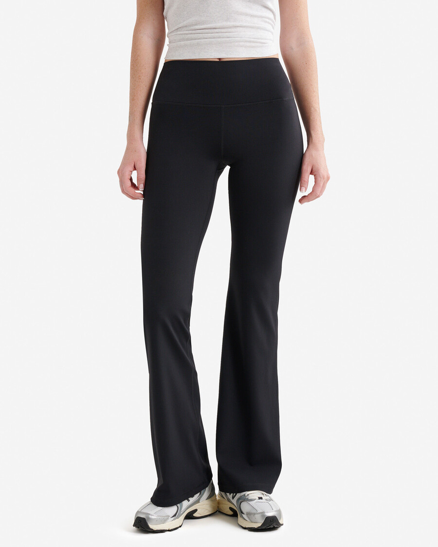 leggings acampanados con efecto lifting