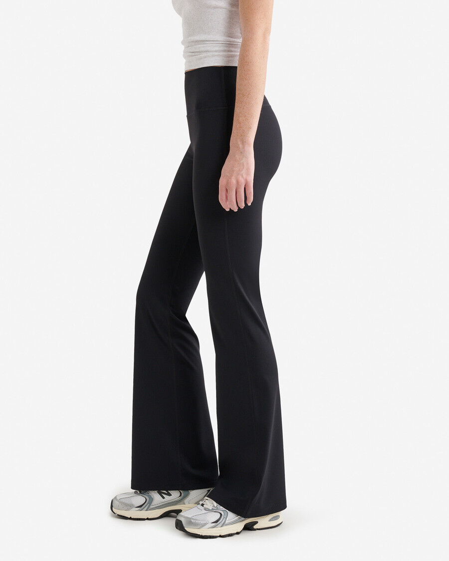 leggings acampanados con efecto lifting