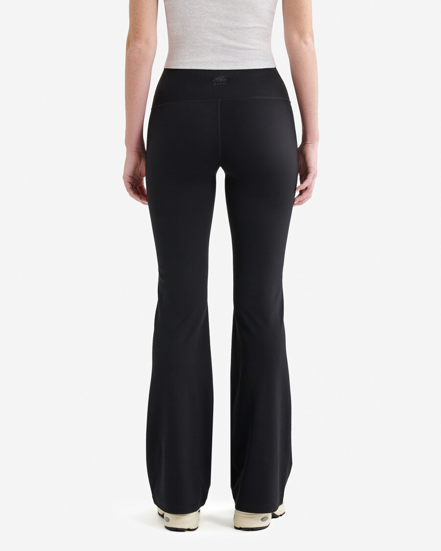 leggings acampanados con efecto lifting