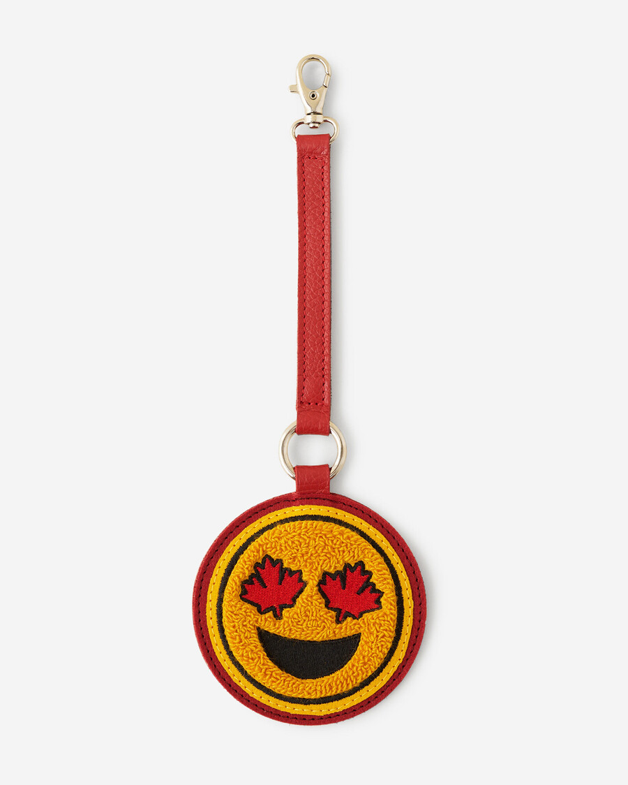 charm de hoja de arce sonriente