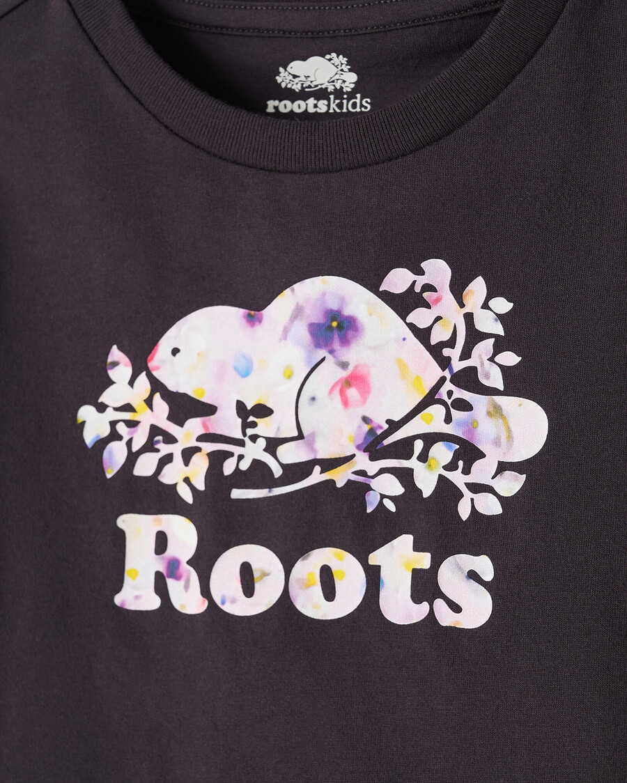 camiseta ajustada con estampado de pétalos para niños pequeños