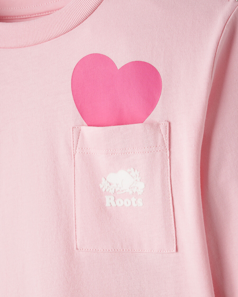 camiseta con bolsillo de corazón para niño pequeño
