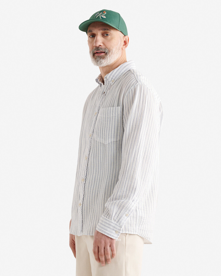 camisa relajada con botones de isla