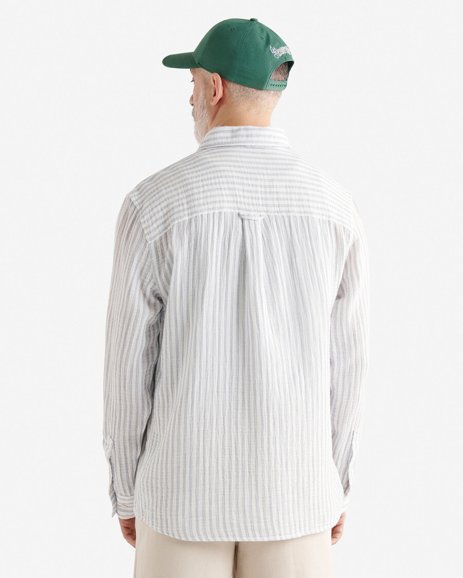 camisa relajada con botones de isla
